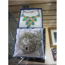 TRAY OF RHINESTONE JEWELLERY AND GOLD PLATED LAVALIER STYLE NECKLACE W/ GREEN STONES