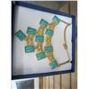 Image 3 : TRAY OF RHINESTONE JEWELLERY AND GOLD PLATED LAVALIER STYLE NECKLACE W/ GREEN STONES