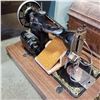 Image 2 : 1919 ANTIQUE SINGER SEWING MACHINE W/ EXTRA ACCESSORIES IN WOOD BOX
