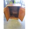 Image 2 : 2 DOOR WOOD CABINET WITH GLASS SHELVE 39 INCHES TALL AND 22 INCHES WIDE