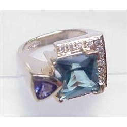 Lady's 14kt white gold designer ring with square 