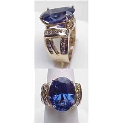 Lady's ring with 17x13mm tanzanite 13Ct and 2Ctw 