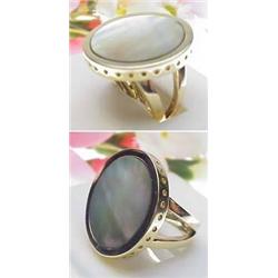 Lady's 18kt yellow gold mother-of-pearl ring 9.0g
