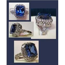 Lady's 18kt white gold ring with 7.11Ct cushion cut tan