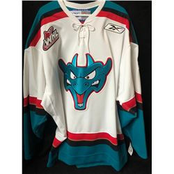KELOWNA ROCKETS TEAM SIGNED HOCKEY JERSEY (MEMORIAL CUP CHAMPS)