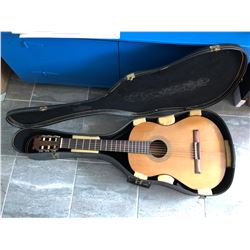SUZUKI ACOUSTIC GUITAR W/ CASE