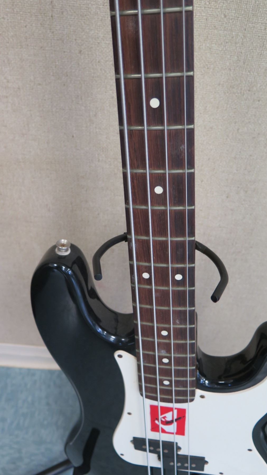 Fender Precision Base Squier Series (RM-Music) - Oahu Auctions