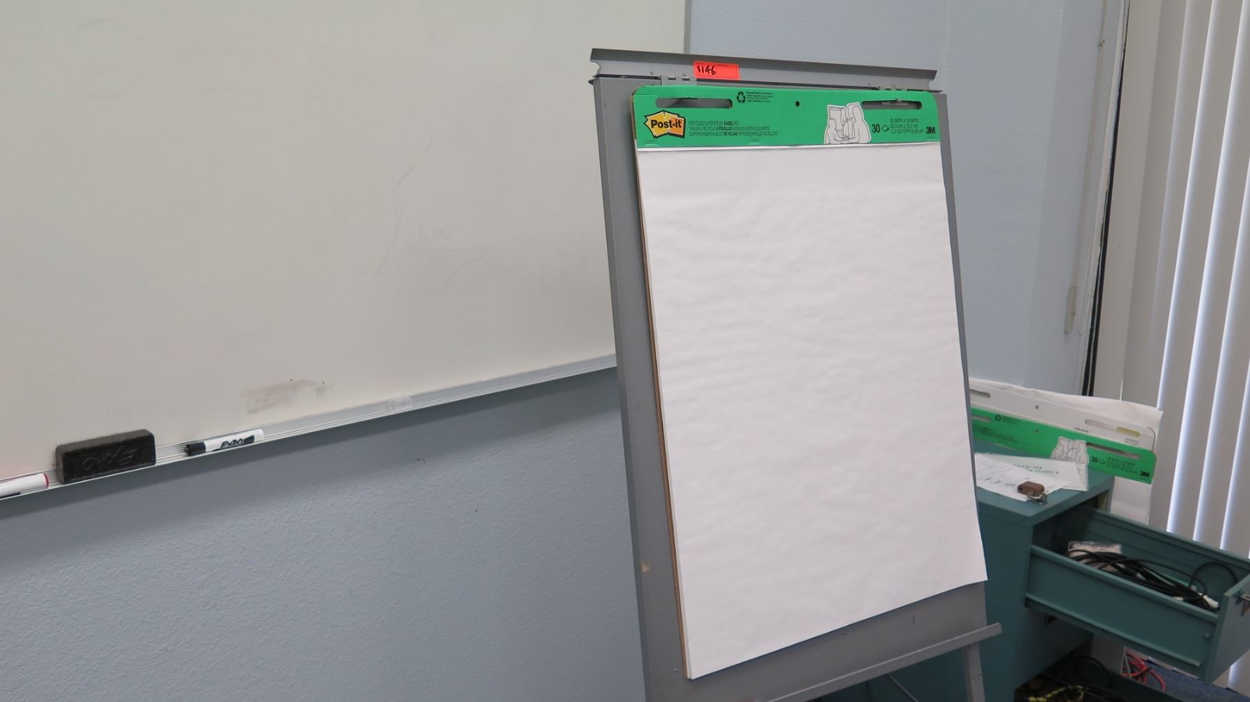 Whiteboard & Large Post-it Paper w/ Stand (CONF.RM) - Oahu Auctions