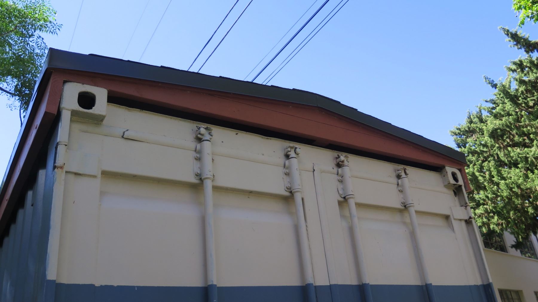 Shipping Container (has rust, roof leaks) - Oahu Auctions