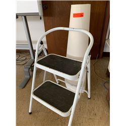 Folding Metal Stepladder and Roll of White Paper (RM-222)