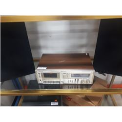 VINTAGE HITACHI CASSETTE DECK WTH SPEAKERS