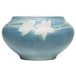 Newcomb College vase,low form