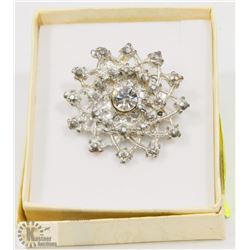 VINTAGE ESTATE BROOCH WITH CRYSTAL CENTRE