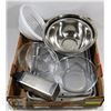 Image 1 : FLAT OF ASSORTED KITCHEN BOWLS, PANS, AND MORE