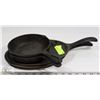 Image 1 : 2 CAST IRON 10" SKILLET & 2 CAST 6" FRY PANS