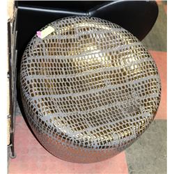 SHOWHOME BLACK & GOLD METAL ACCENT SEAT