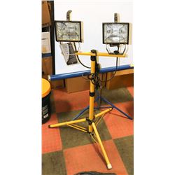 EXTENDABLE WORK LIGHT WITH 2 NEW BULBS