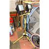 Image 1 : PORTABLE EXTENDABLE PAIR OF WORK LIGHTS WITH STAND