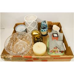 FLAT OF HOUSEHOLD DECORATIONS