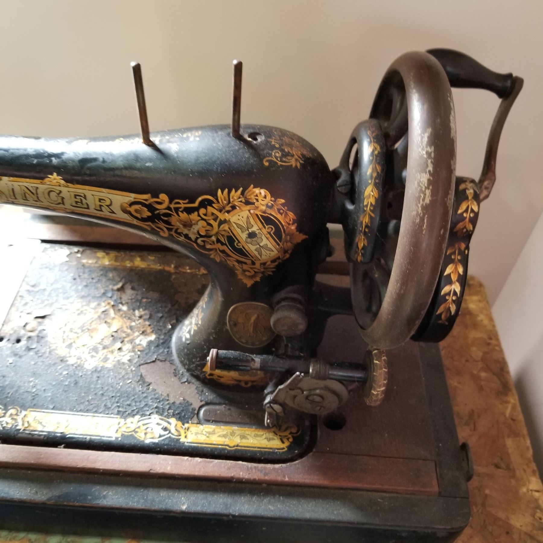 Hand crank sewing machine