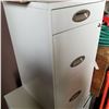 Image 2 : 3 DRAWER LOCKING FILE CABINET W/ KEY