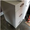 Image 2 : 3 DRAWER LOCKING FILE CABINET W/ KEY