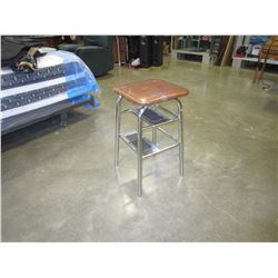 VINTAGE 2 STEP STOOL