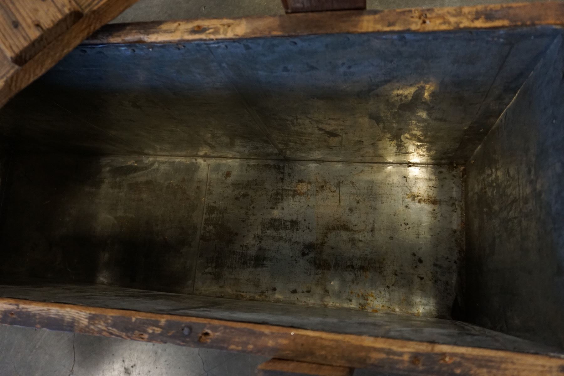 RUSTIC BOX TIN LINED W/ ROPE HANDLES