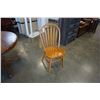 Image 2 : ROUND OAK TABLE W/ 4 CHAIRS AND LEAF