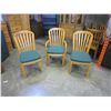 Image 2 : OAK TABLE W/ 2 LEAFS AND 8 DINIING CHAIRS