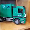 Image 2 : BRUDER RECYCLE TRUCK