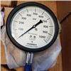 Image 2 : TWO 1000 PSI PRESSURE GAUGES AND 400 PSI GAUGE