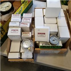 2 TRAYS OF PRESSURE GAUGES 30 TO 400 PSI