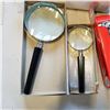 Image 2 : 3 MAGNIFYING GLASSES AND 12 PORTABLE THERMOMETERS