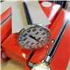 Image 2 : 3 MAGNIFYING GLASSES AND 12 PORTABLE THERMOMETERS