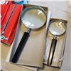 Image 3 : 3 MAGNIFYING GLASSES AND 12 PORTABLE THERMOMETERS
