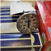 Image 2 : 3 MAGNIFYING GLASSES AND 12 PORTABLE THERMOMETERS