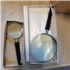 Image 3 : 3 MAGNIFYING GLASSES AND 12 PORTABLE THERMOMETERS