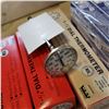 Image 2 : 3 MAGNIFYING GLASSES AND 12 PORTABLE THERMOMETERS
