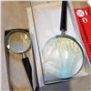 Image 3 : 3 MAGNIFYING GLASSES AND 12 PORTABLE THERMOMETERS