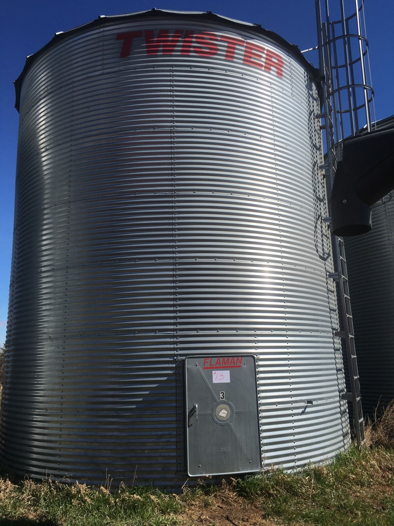 Twister Grain Bin 5900 bushel with flat bottom reinforced steel floors
