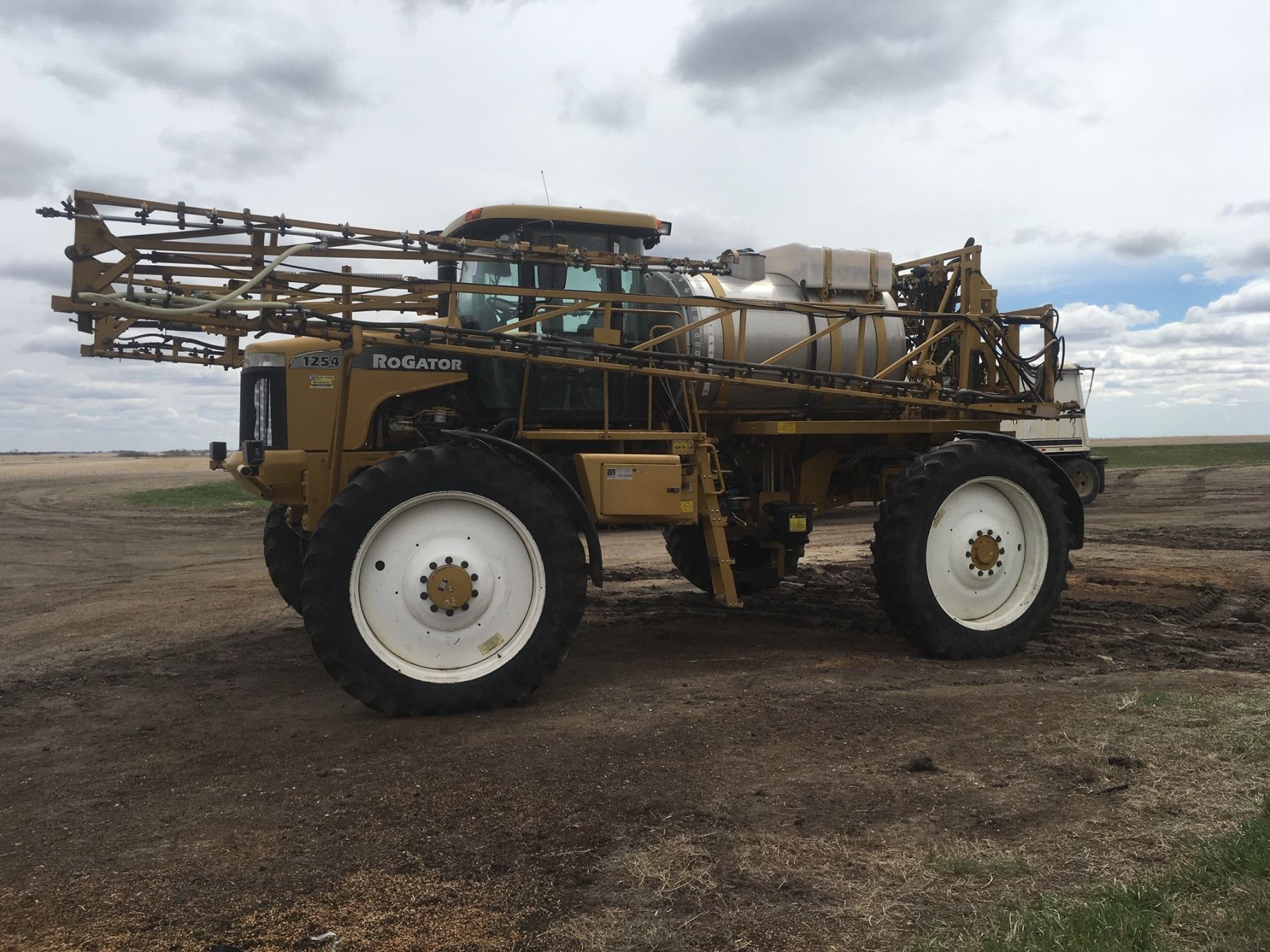 2000 Rogator 1254 High Clearance Sprayer, 1000 Gal Stainless Steel Tank