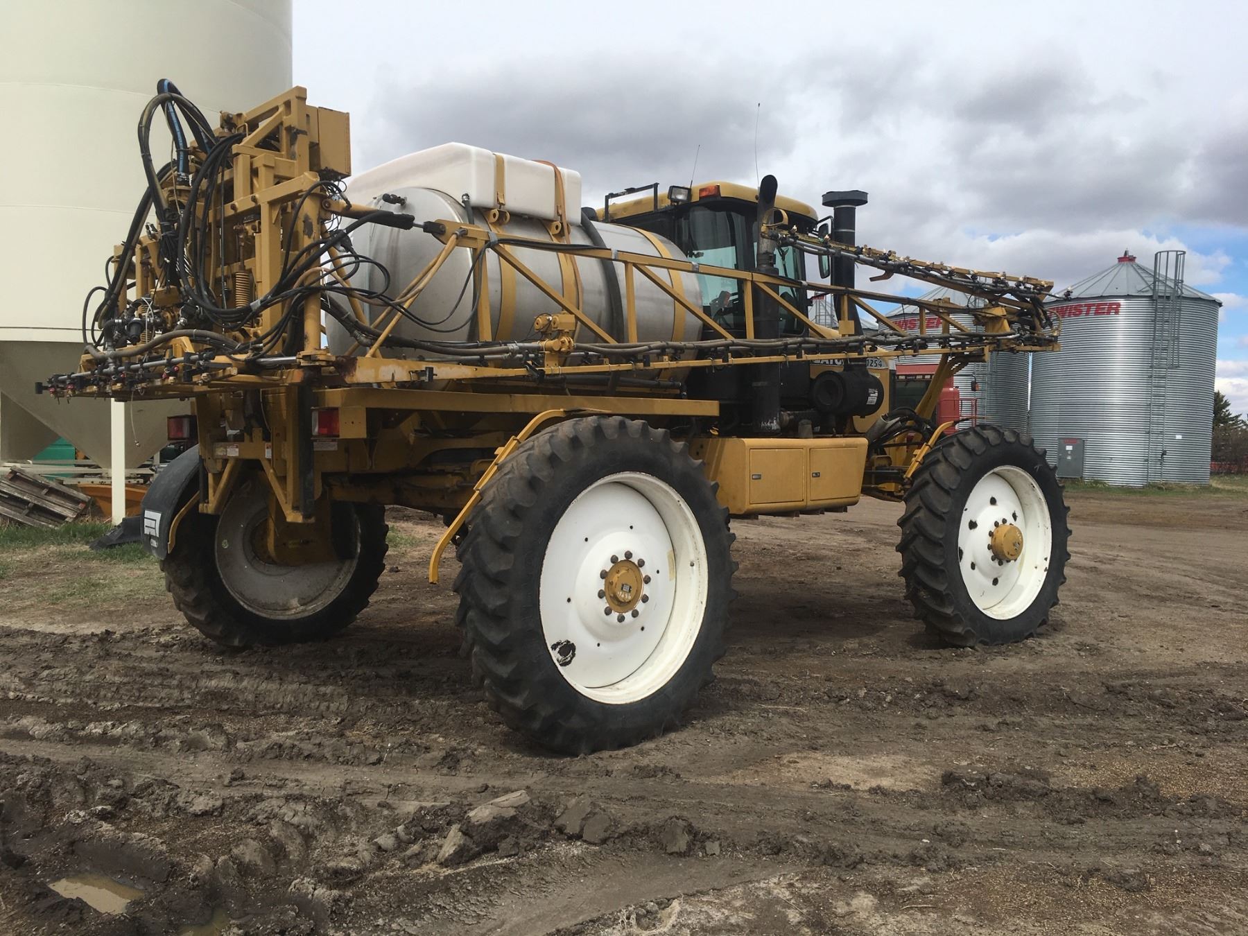 2000 Rogator 1254 High Clearance Sprayer, 1000 Gal Stainless Steel Tank