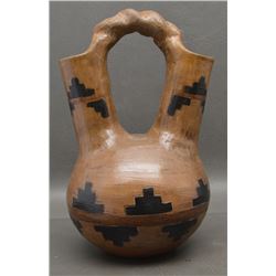 NAVAJO INDIAN POTTERY VASE