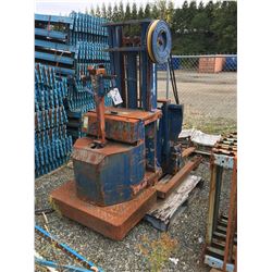 BLUE GIANT ELECTRIC PALLET JACK (FOR PARTS OR SALVAGE ONLY)