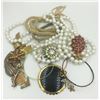 Image 2 : 2 POUNDS ESTATE COSTUME JEWELRY