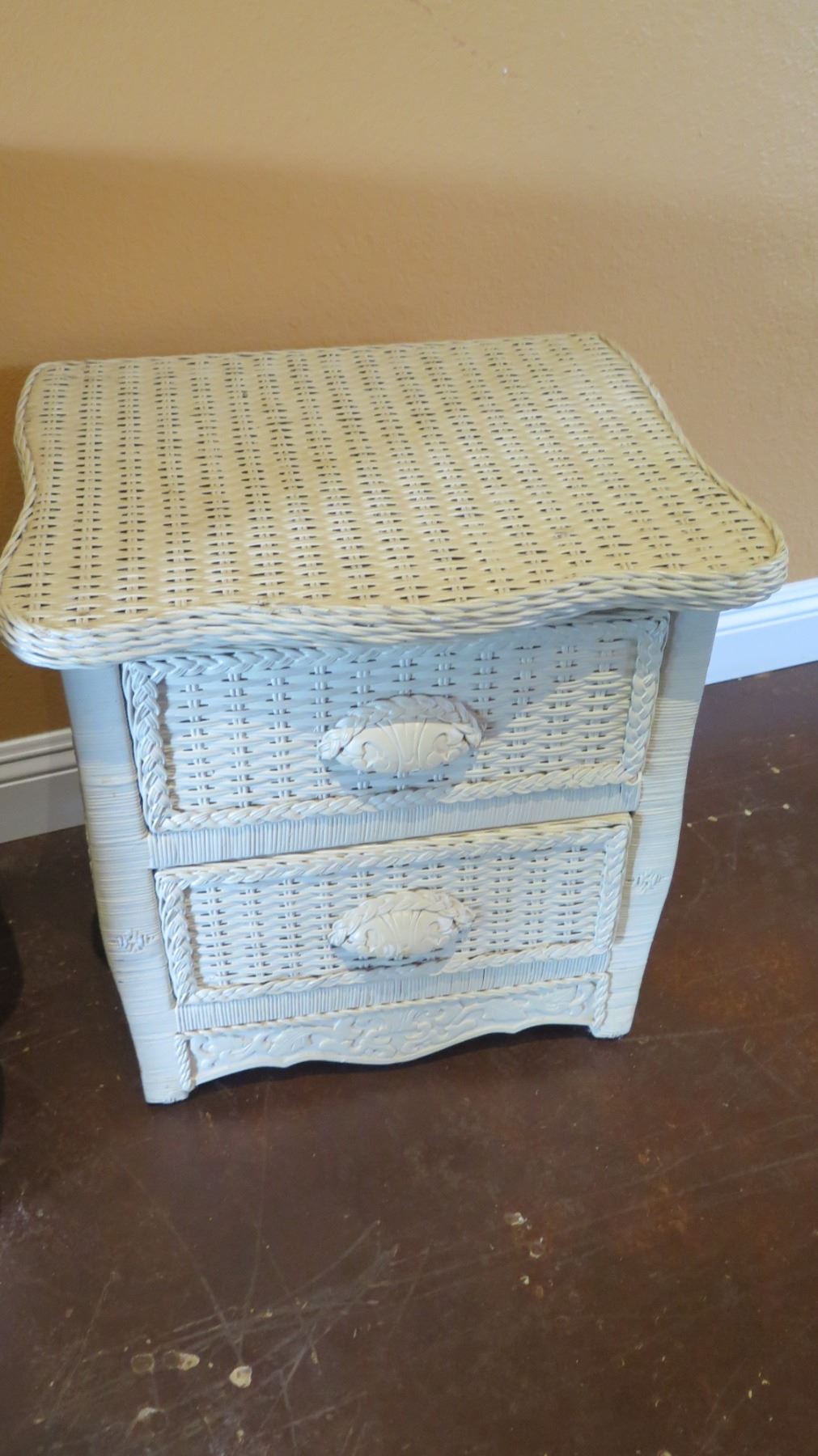 PIER 1 White Wicker 3 piece 7 drawer dresser wit 2 end tables - Oahu Auctions PIER 1 White Wicker 3 piece 7 drawer dresser wit 2 end tables - Oahu Auctions