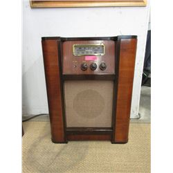 Vintage Chrisholm Parlour Radio