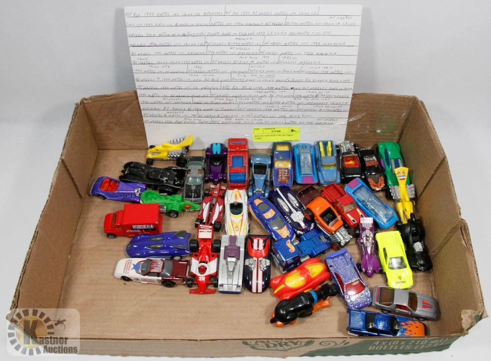 BOX OF VINTAGE COLLECTIBLE CARS.