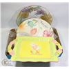 Image 1 : 3 ASSORTED SERVING TRAYS